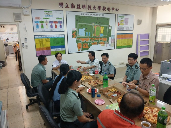 九三軍人節校長慰勉軍訓室同仁圖片